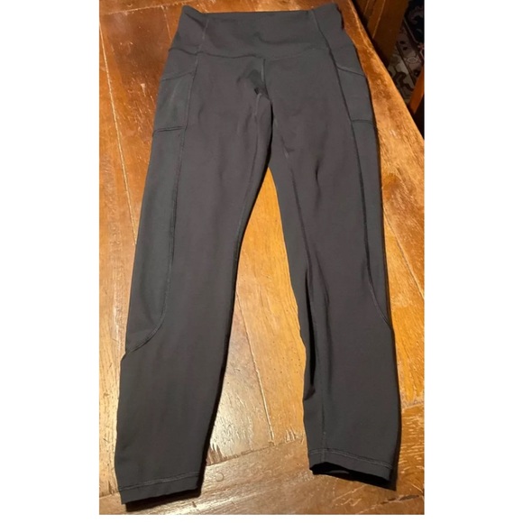 Lululemon Seek The Heat Crop 24" Inseam Black Mesh Side Panel Women's Size 6 - Picture 2 of 9